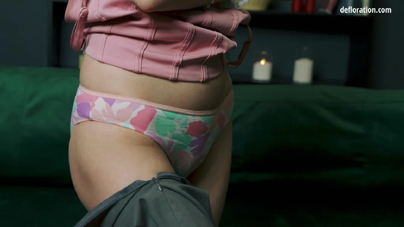 Defloration Niki Hordozo XXX